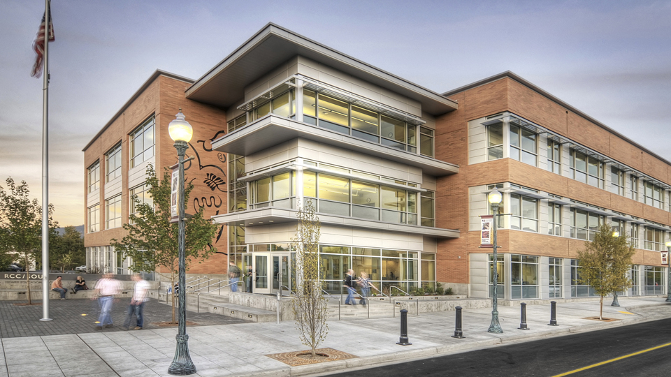 A photo of the Rogue Community College and Southern Oregon University Higher Education Center Building located in Medford, Oregon